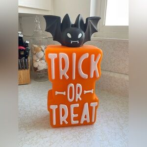 HYDE & EEK LIGHT UP BAT BLOW MOLD LIGHT SIGN STATUE HALLOWEEN TRICK OR TREAT